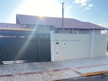 Casa com 3 quartos sendo 1 suíte com closet