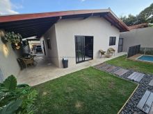 Casa com excelente acabamento e piscina