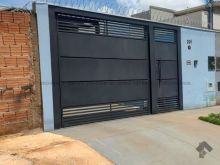 Casa com piscina e garagem coberta