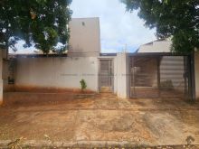 Casa térrea com piscina perto da AACC