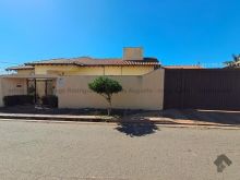 Casa com piscina e quintal amplo