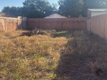 Terreno murado no asfalto