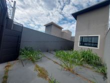 Casa grande com armários na cozinha e WC