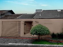 Casa ampla - bem localizada e ótimo preço