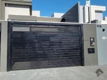 Linda casa com área gourmet e piscina