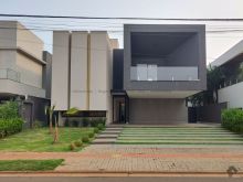 Sobrado com 4 suítes e rico em armários no Alphaville I