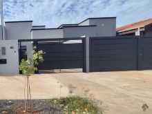 Casa com 3 quartos e espaço nos fundos