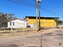 Três galpões e uma casa