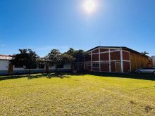 Três galpões e uma casa