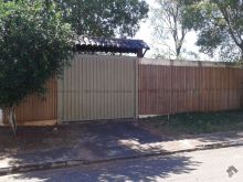 Terreno murado com estrutura de galpão