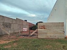 Terreno plano e limpo na Escaramuça