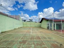 Terreno com quadra para esporte de cimento