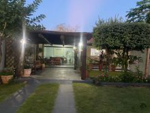 Ampla edícula com jardim