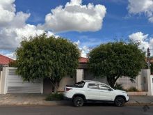 Casa térrea com amplo estacionamento