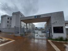 Apartamento térreo com 2 quartos e armários