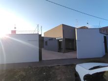 Imóvel comercial com escritório e pátio coberto