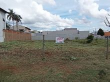 Sob esquina com excelente localização