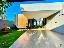 Linda casa com 4 quartos sendo 2 suítes com closet