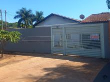 Próximo a 2 faculdades - com edícula