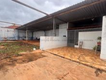 Terreno sub esquina com meio galpão