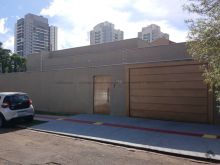 Casa moderna e bem localizada