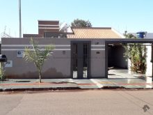 Casa térrea em terreno grande