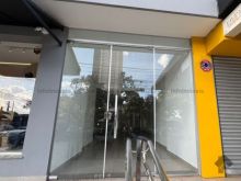 Loja com vitrine e área externa com piscina