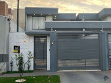 Linda casa moderna segura e pronta para morar