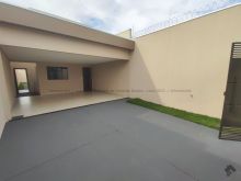 Casa grande com terreno nos fundos