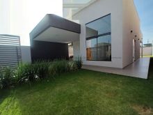 Casa grande e moderna - terreno inteiro