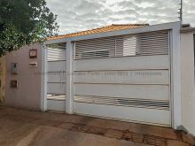 Casa com três quartos no Jardim Colúmbia