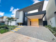 Casa térrea em condomínio com móveis e piscina