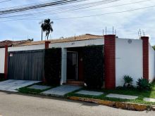 Casa térrea de esquina ao lado do Clube Estoril