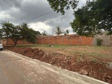 Terreno de esquina com Bertolini Cândido - ótimo para galeria