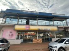 Sala em rua principal