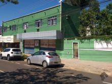 Prédio comercial com 3 lojas e 2 salas