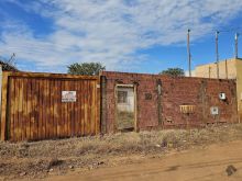 Casa com 2 quartos - terreno de 250 metros quadrados