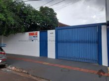 Imóvel comercial com terreno grande no Centro