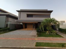 Sobrado impecável com quatro suítes no Alphaville