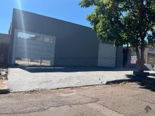 Salão com 03 banheiros