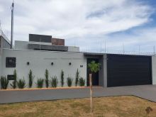 Casa com terreno grande e piscina - fino acabamento