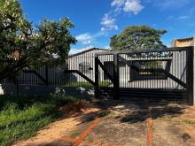 Casa térrea com quintal no Universitário com 380 m²