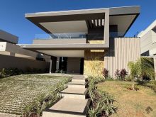 Sobrado com elevador e 4 suítes