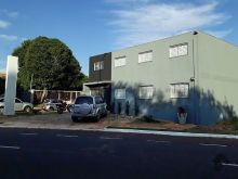 Prédio comercial com salas e consultórios