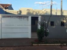 Casa com suíte e terreno espaçoso