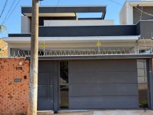 Casa moderna com pé direito alto