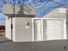 Casa segura e moderna - de esquina