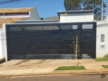 Belíssima - ampla - três quartos - armários - duas vagas