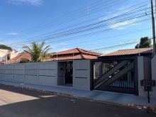 Casa com dois terrenos