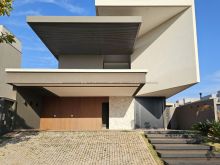 Sobrado em área centralizada do condomínio